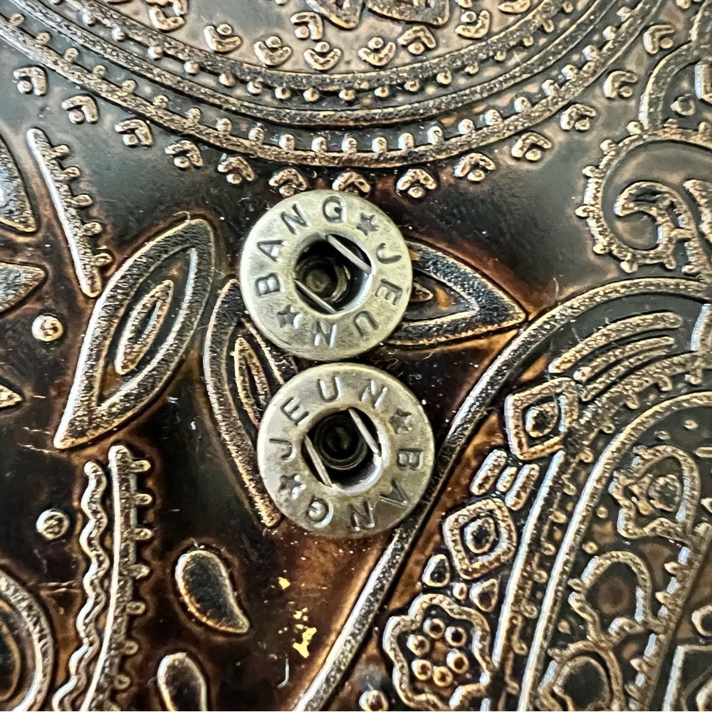 Relic Brown Paisley Tooled Embossed Tri-Fold Clutch Wallet - Picture 4 of 9